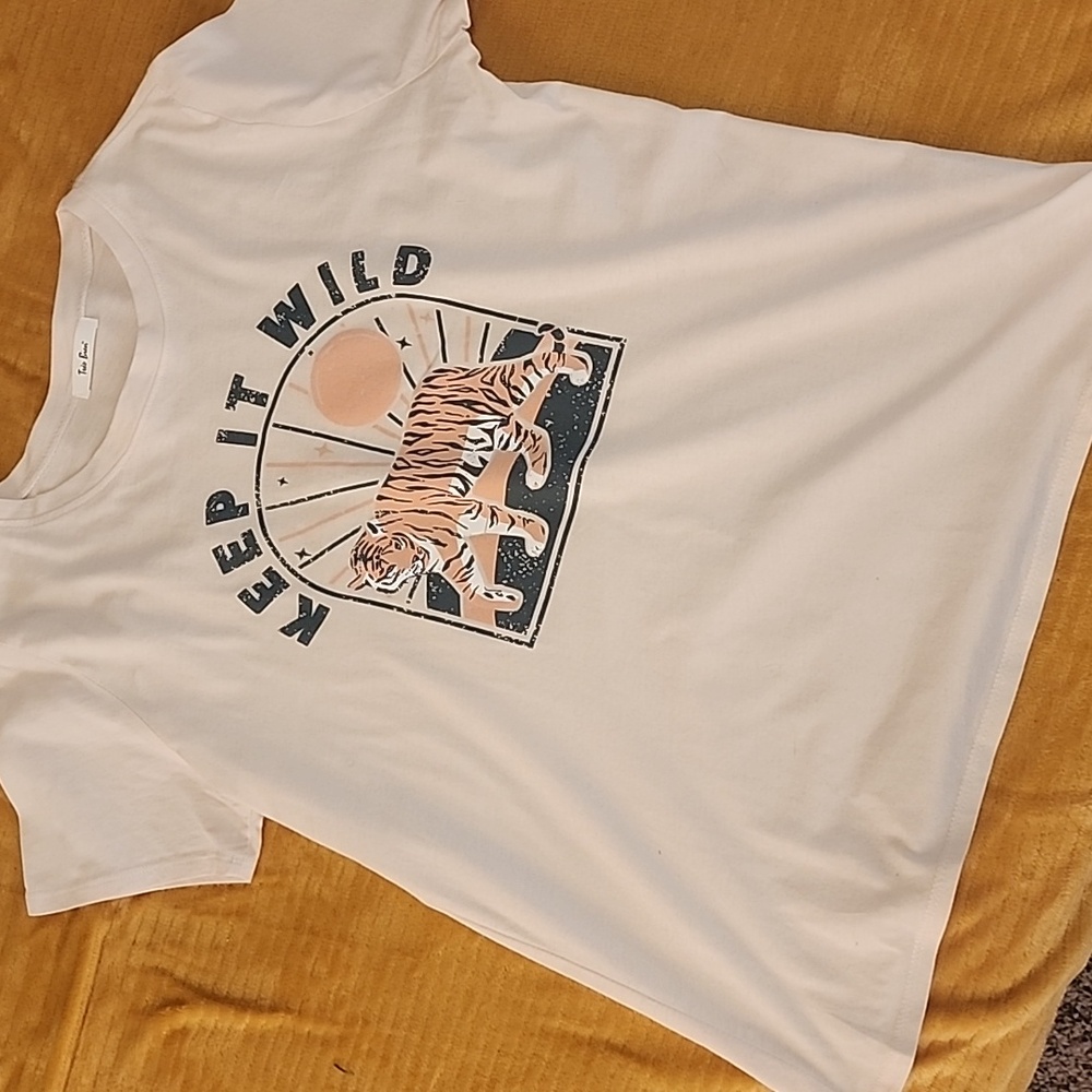 Tres Bien tee cream color and size XL
